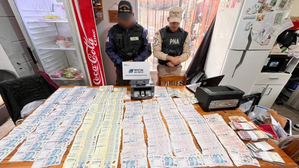 Video: más de ocho mil productos secuestrados por 500 millones de pesos en la feria de La Rambla