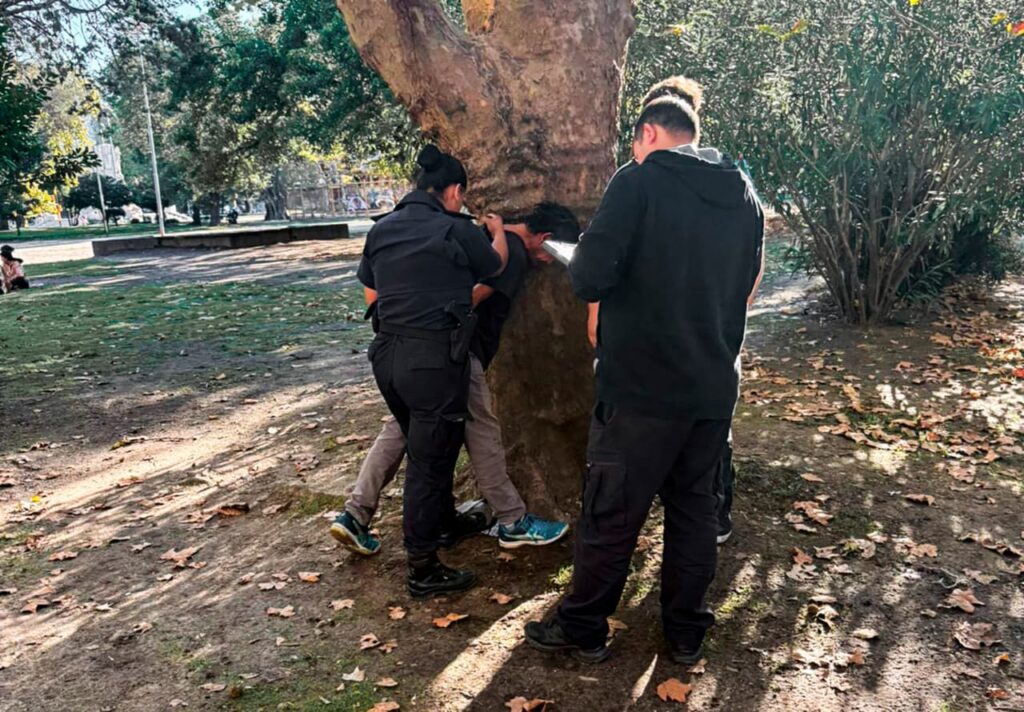 Hacía sus necesidades en la vía pública, amenazó a los agentes de la Patrulla Municipal y terminó aprehendido