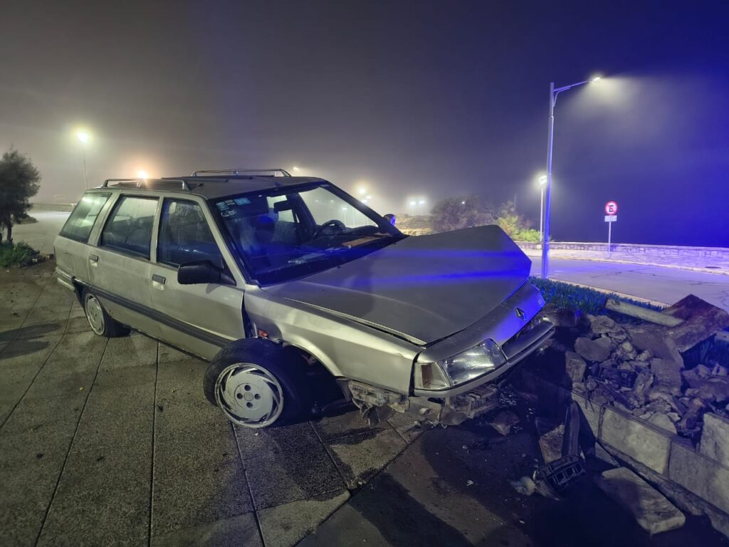Insólito: apareció un auto estrellado en la costa, el dueño denunció un robo y luego dijo que conducía un amigo