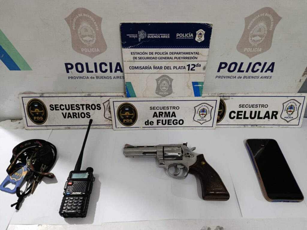 Completito: portaba un arma, un handy y estupefacientes para vender