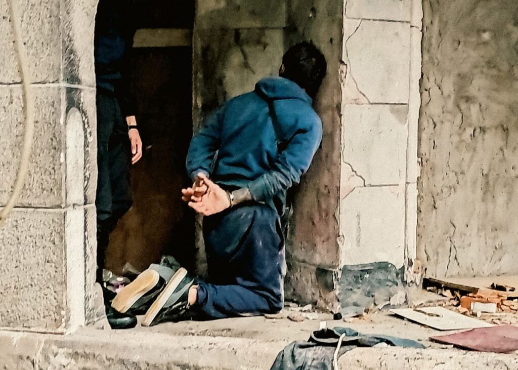 Allanamiento en un histórico chalet tomado por la delincuencia y un detenido por intento de homicidio