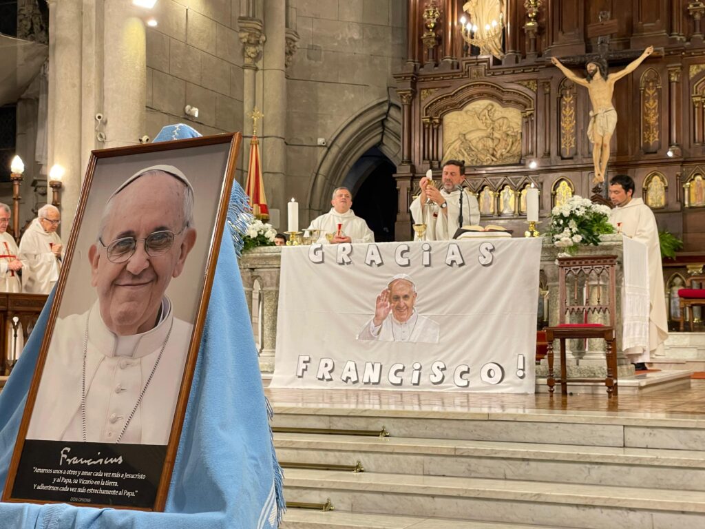 Recordaron al Papa Francisco en la Catedral a un año de su fallecimiento
