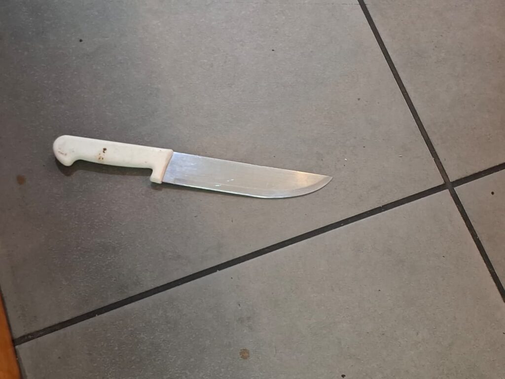 Intentó robar en un restaurante pero se encontró con la cocinera y terminó acuchillado