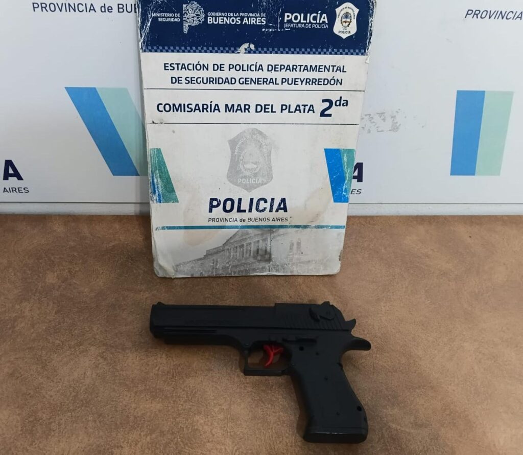 Intentaron robar un auto con un arma de utilería