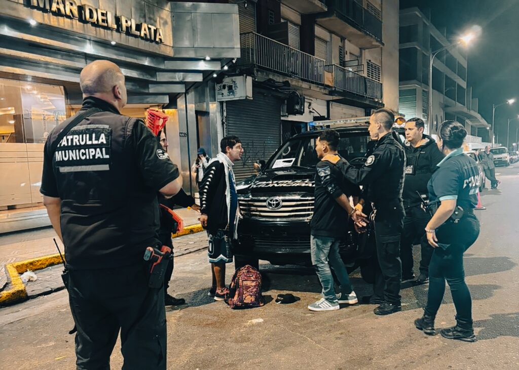 Video: generaron disturbios en la vía pública y amenazaron al personal policial