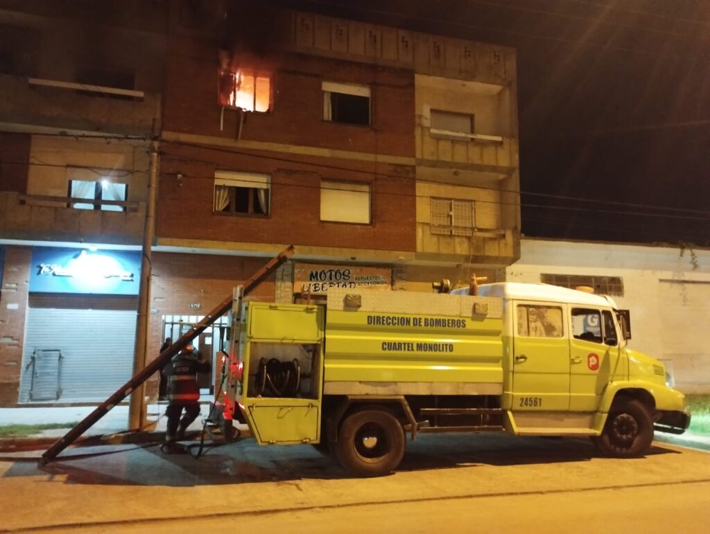 Video: se incendió un departamento y una joven fue asistida por el SAME