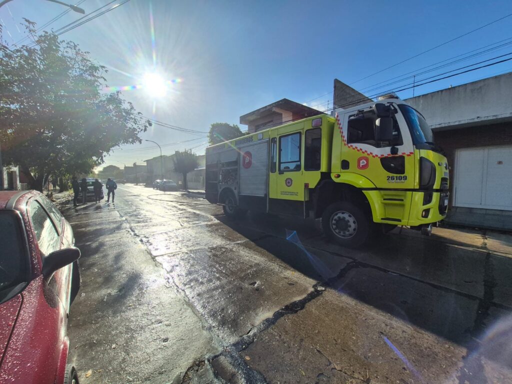 Momentos de máxima tensión durante el incendio de un taller en el barrio Don Bosco