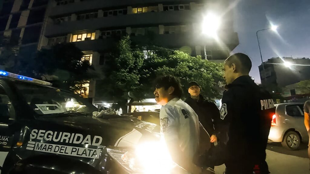 Insultó a peatones, daño vehículos y quiso agredir a la policía