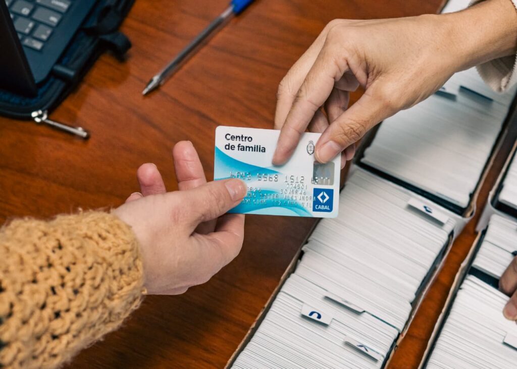 Avanzan con la entrega de las tarjetas del Programa Centros de Familia
