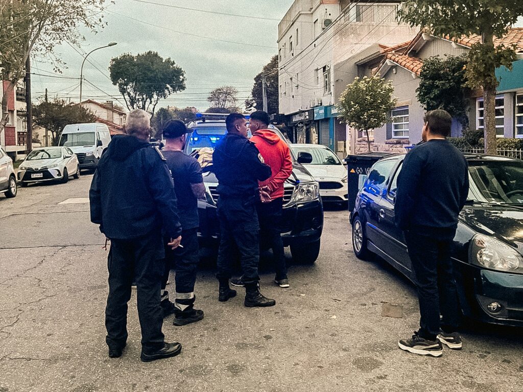 Consumía alcohol en la vía pública y agredió al personal de seguridad