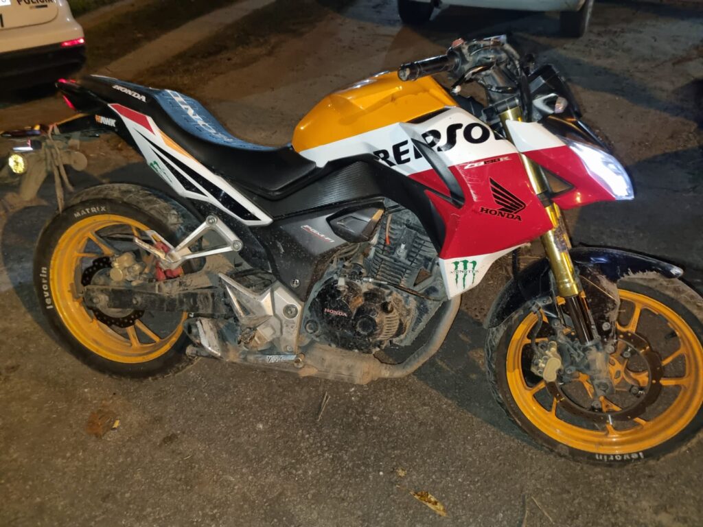 Dos menores llevaban de tiro una moto robada y terminaron aprehendidos