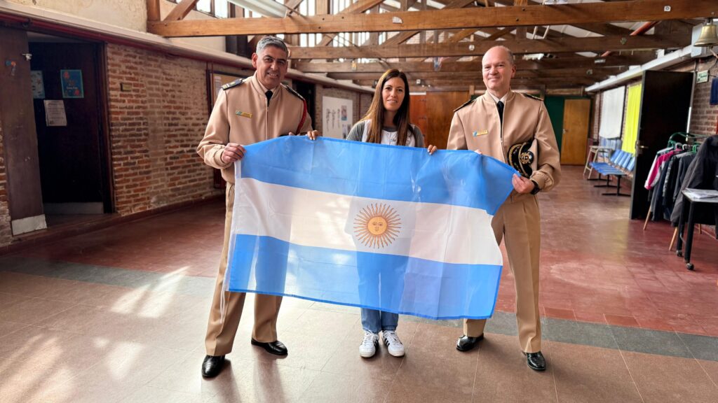 Prefectura donó mobiliario y una bandera a un colegio apadrinado de Mar del Plata