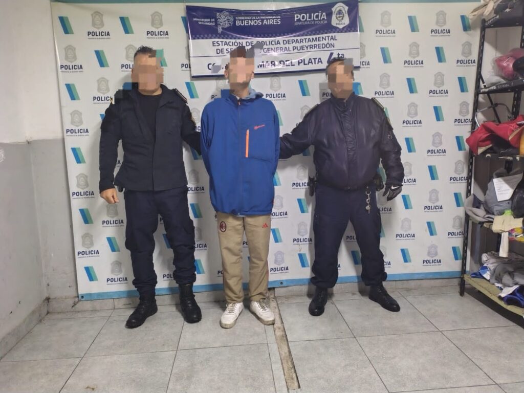 Lo descubrieron caminando por la calle con una bicicleta y un televisor robados de una casa