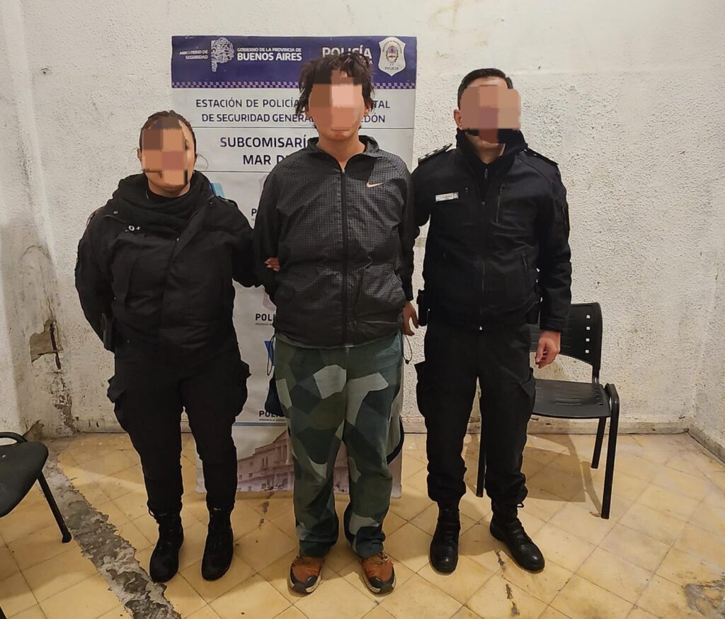 Se puso violenta, le tiró una piedra a un hombre y un adoquín a una mujer