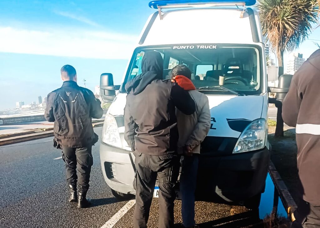 Dormía en el acceso a un balnearios, lo quisieron identificar y arrancó a las piñas con la policía