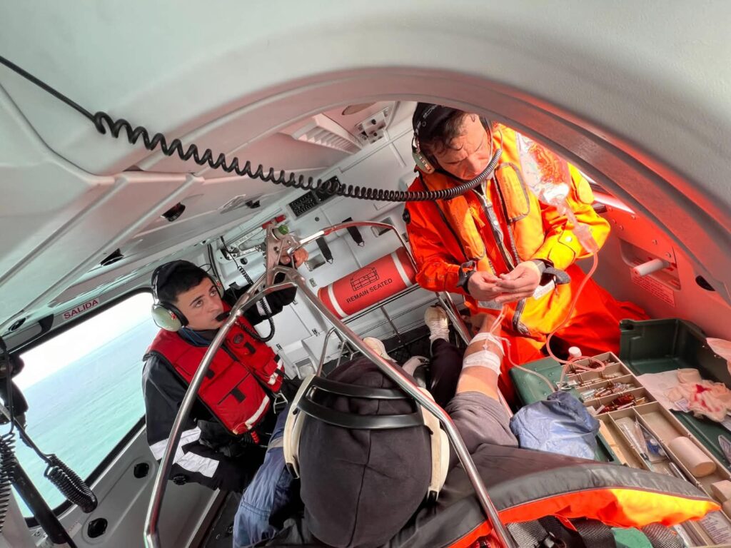 Video: Prefectura aeroevacuó de urgencia a un tripulante de un carguero en un espectacular rescate