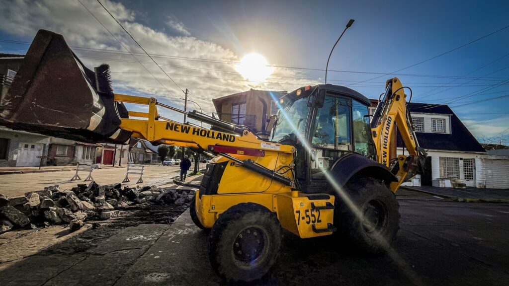 Avanzan con bacheo, pavimentación, señalización y mantenimiento de calles de granza en Mar del Plata