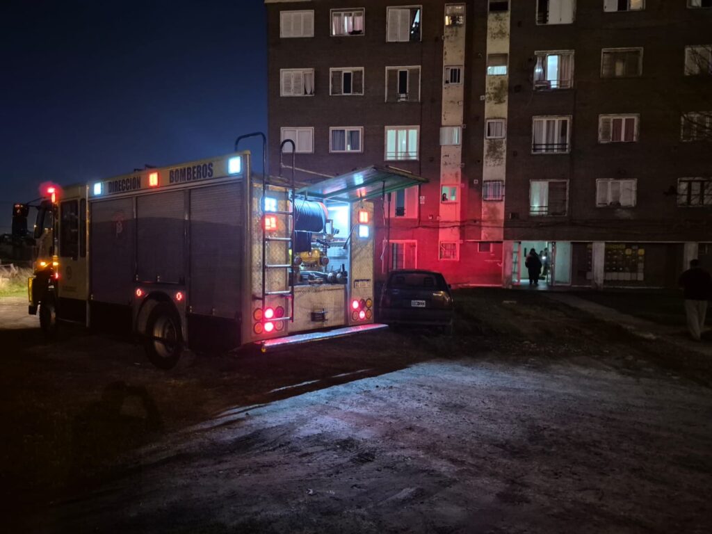 Importante operativo de bomberos tras un incendio en un edificio: vecinos se autoevacuaron