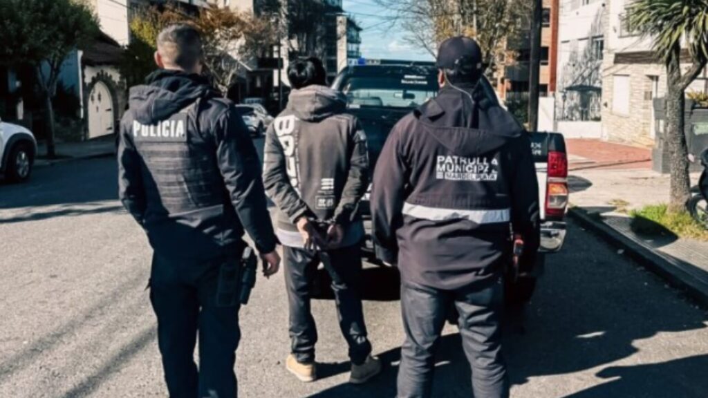 Hostigaba a los vecinos en la vía pública, se encaró con la policía y terminó aprehendido