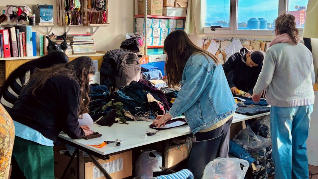 La UNMDP abrió sus puertas para confeccionar abrigos destinados a personas en situación de calle