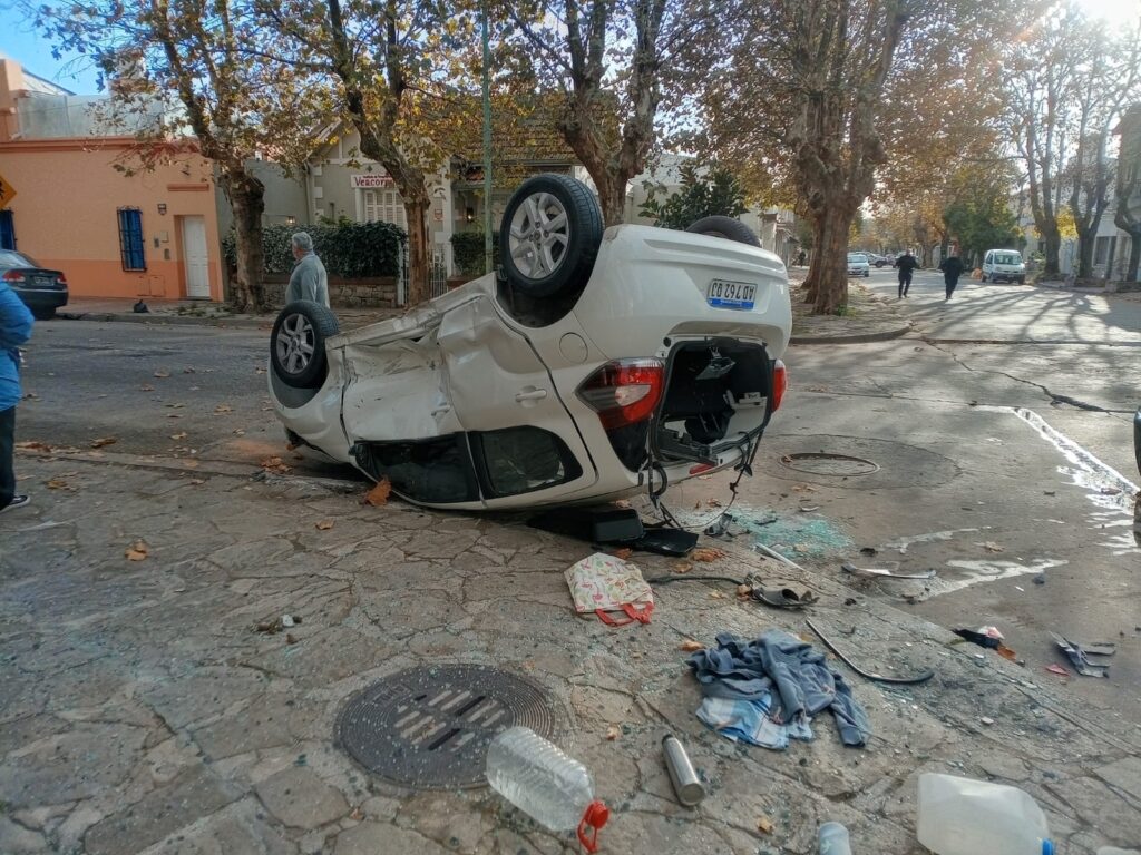 Espectacular choque y vuelco en Nueva Pompeya: un Mobi terminó volcado sobre la vereda