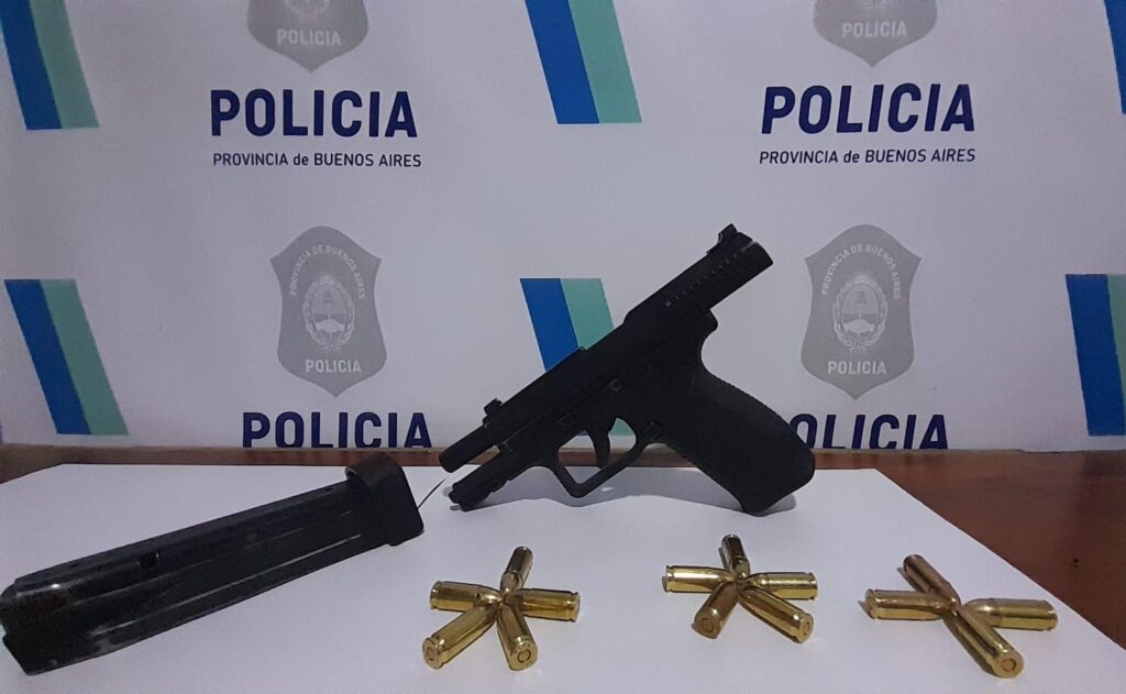 Una mujer daba vueltas con un auto por el barrio con una pistola cargada: terminó en Batán