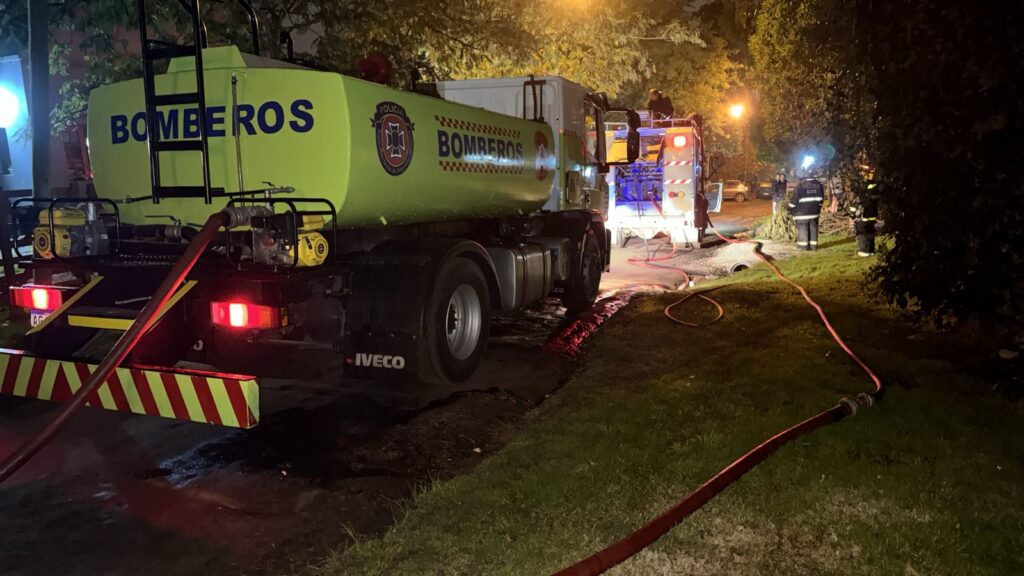 Video: se incendió una cabaña ocupada por cuatro turistas que se salvaron de milagro
