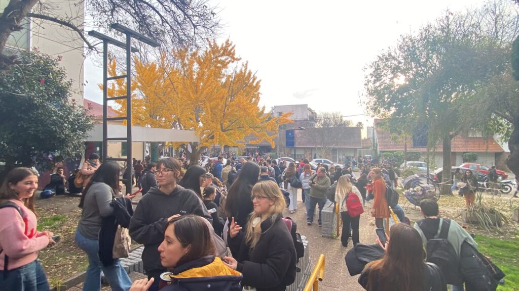 Evacuación del complejo universitario por amenaza de bomba: qué manifestaron las autoridades y cuándo vuelven las clases