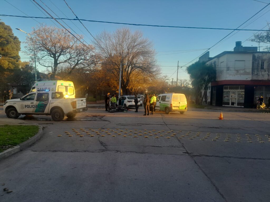 Un motociclista de 22 años murió tras chocar con un colectivo