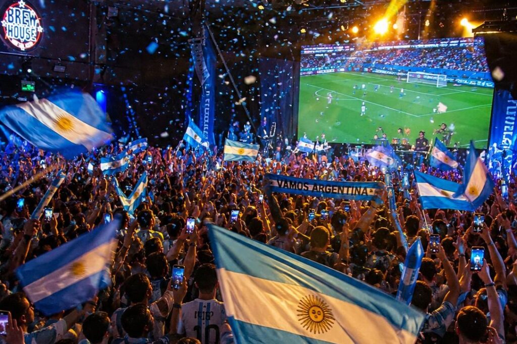Inauguran en Mar del Plata una tribuna mundialista para alentar a la Selección