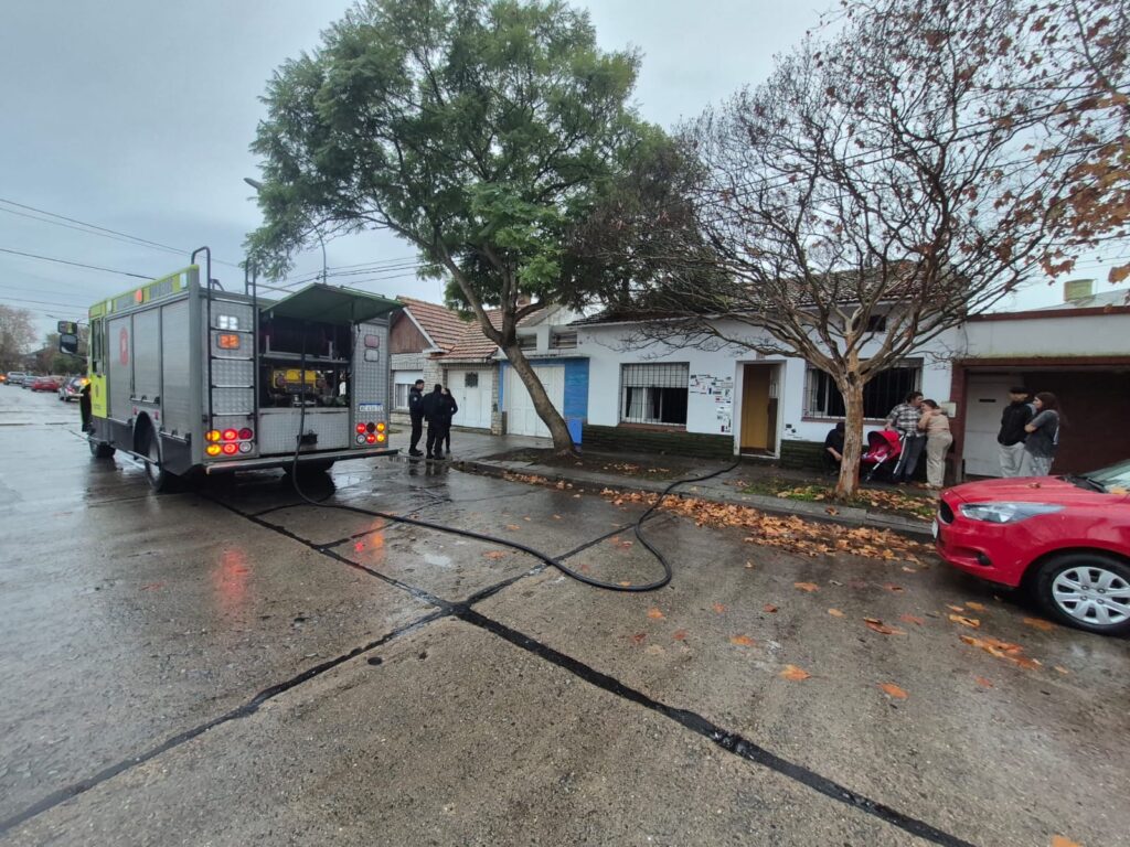 Bomberos controlaron un incendio en una vivienda cercana a la terminal