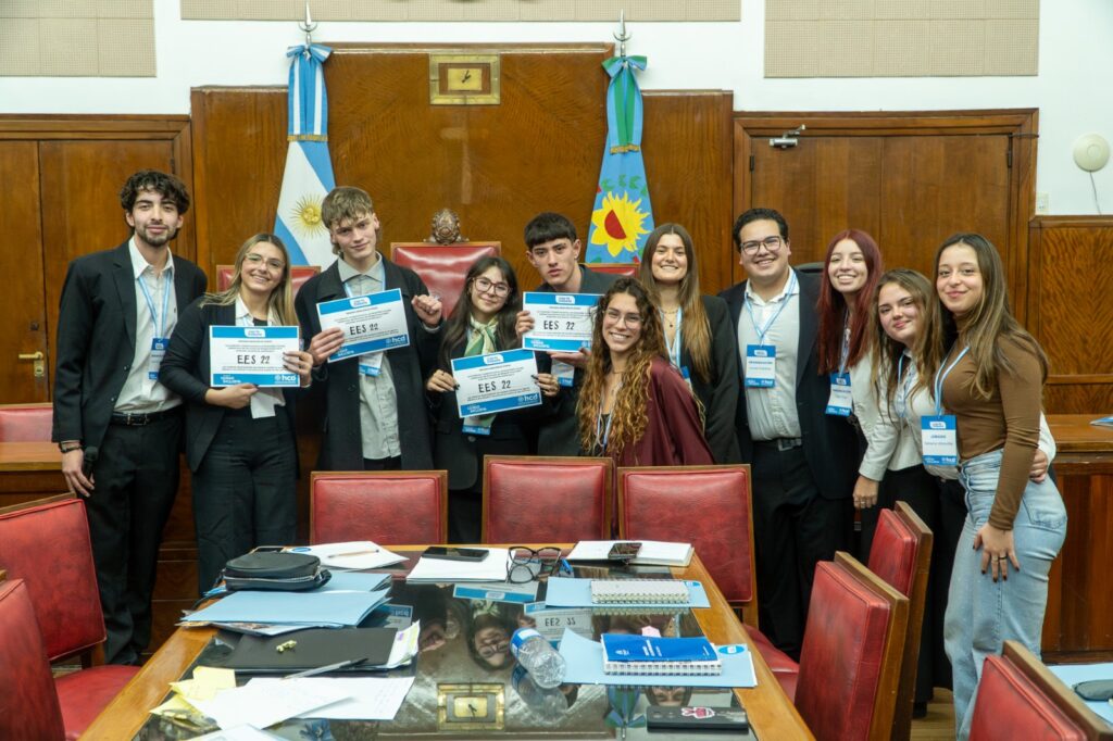 Jóvenes que se comprometen y participan: más de 70 estudiantes fueron parte de la Liga de Debate 2026