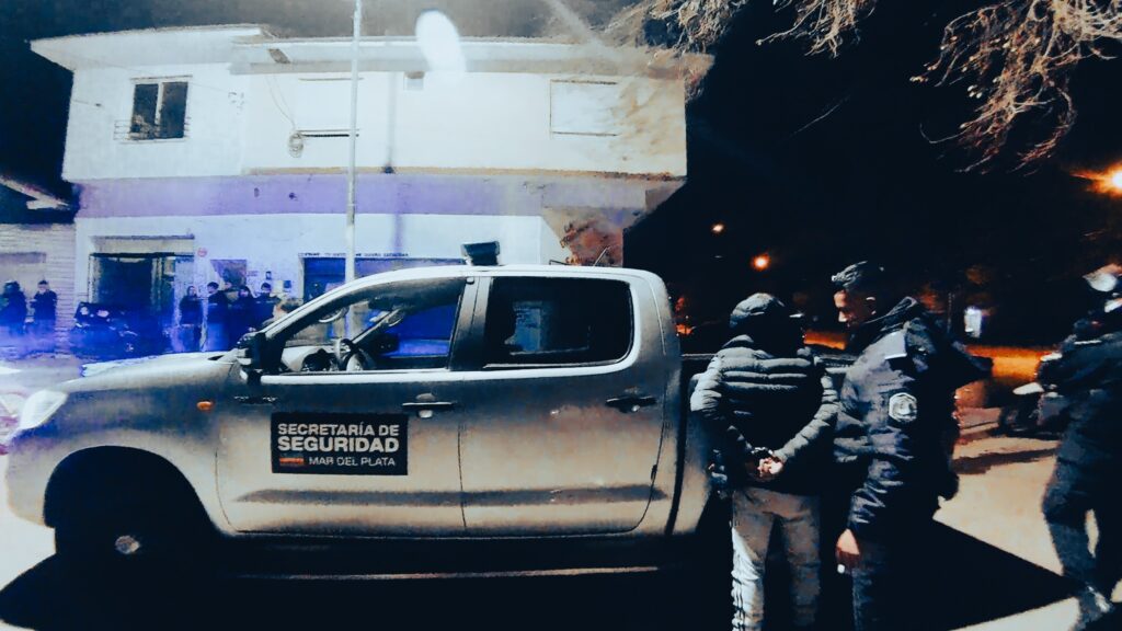 Motociclista violento sin casco y con drogas se enfrentó con la Patrulla Municipal