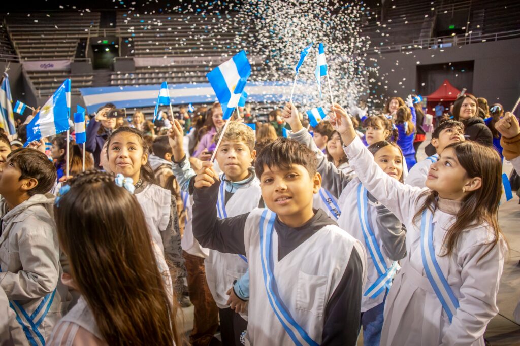 Neme encabezó la tradicional promesa a la bandera de alumnos de General Pueyrredon