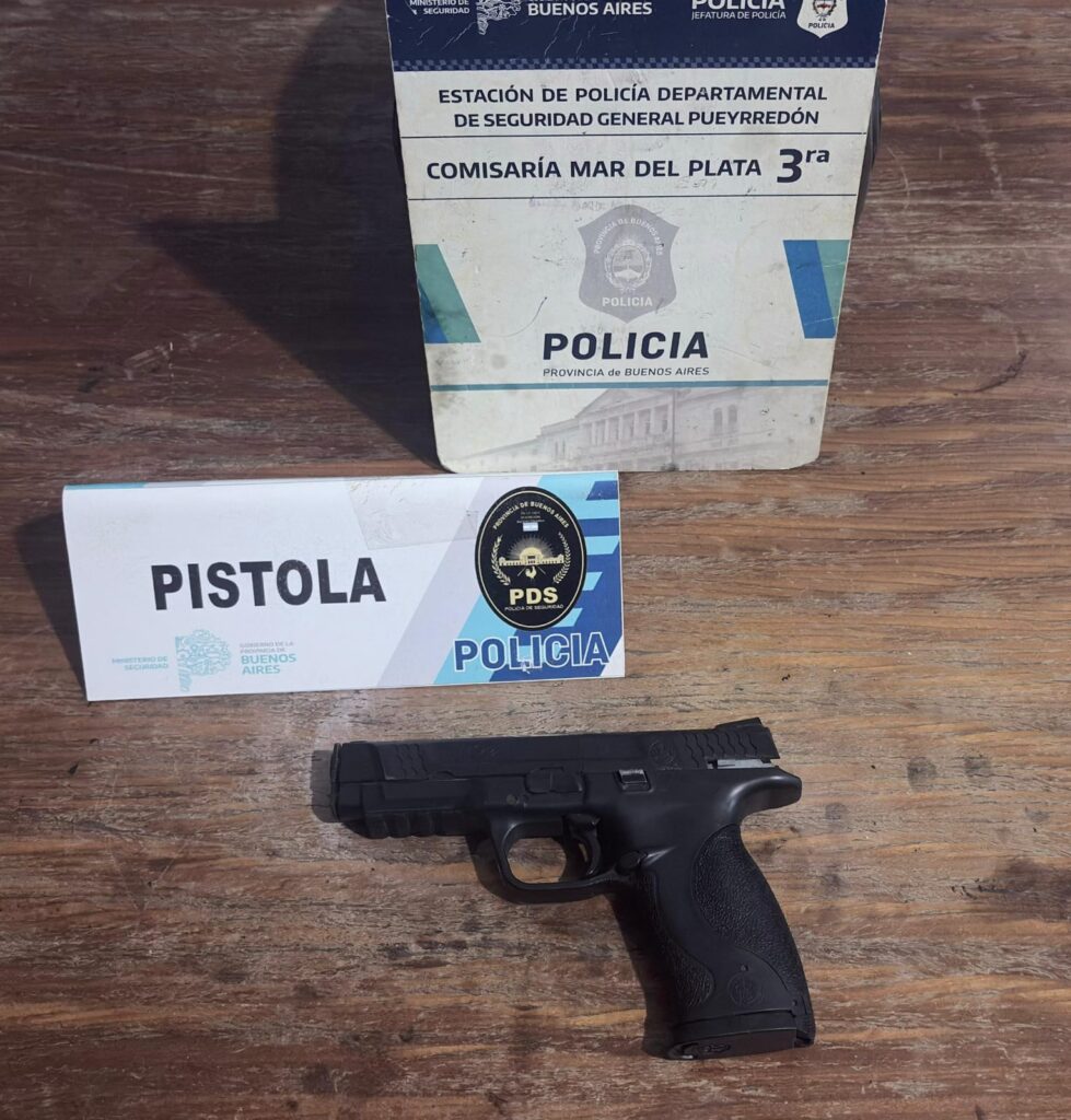 Con un arma de utilería robó una moto a una repartidora de Pedidos Ya