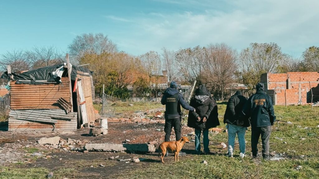 Demolieron un búnker de venta de drogas y tres personas terminaron detenidas