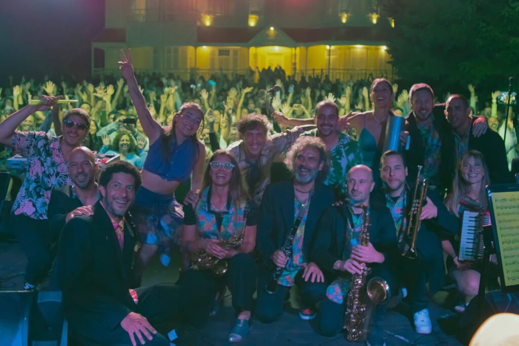 La Orquesta Cumbia Grande presenta un show solidario: la entrada será un alimento no perecedero