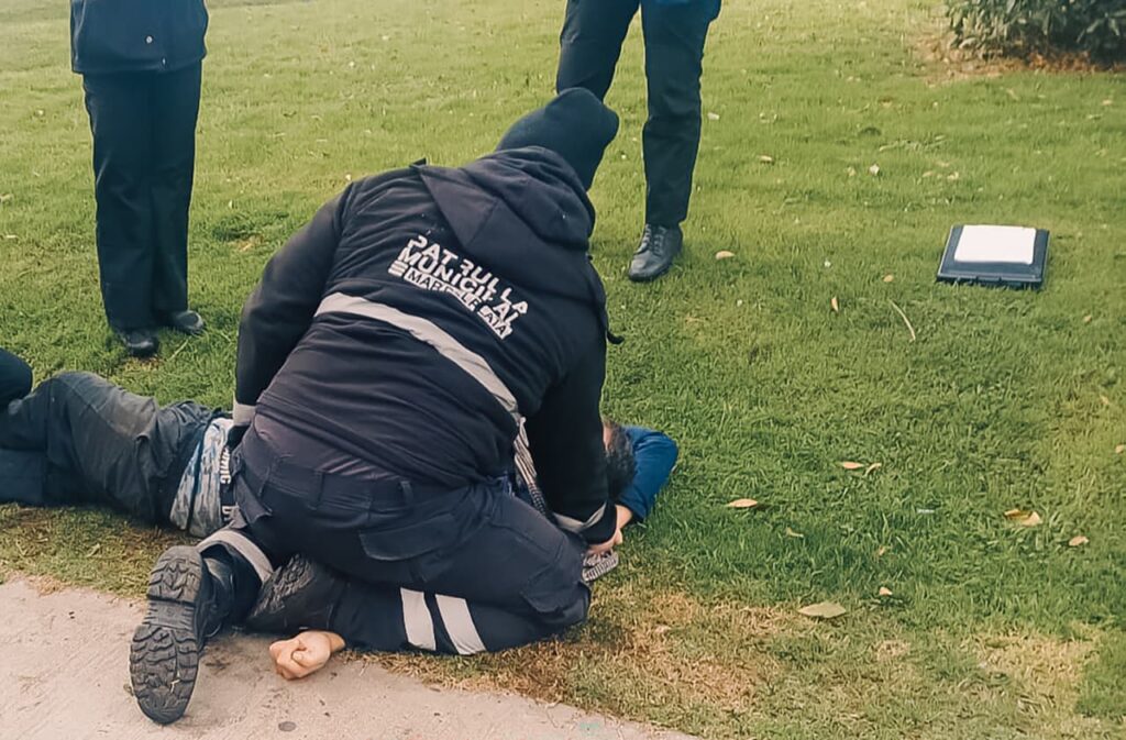 Se puso violento con varios peatones, intentó escapar de un control y agredió al personal policial