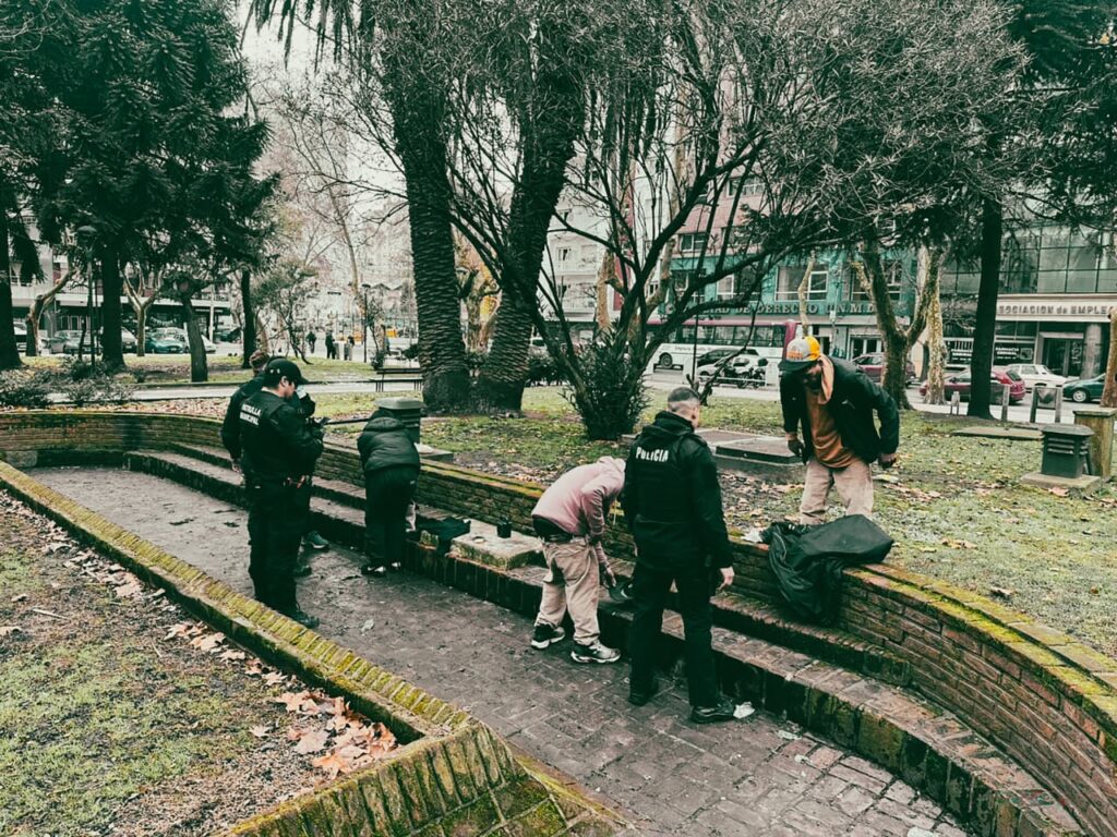 Consumían alcohol en la Plaza San Martín y uno intentó agredir a la Patrulla Municipal