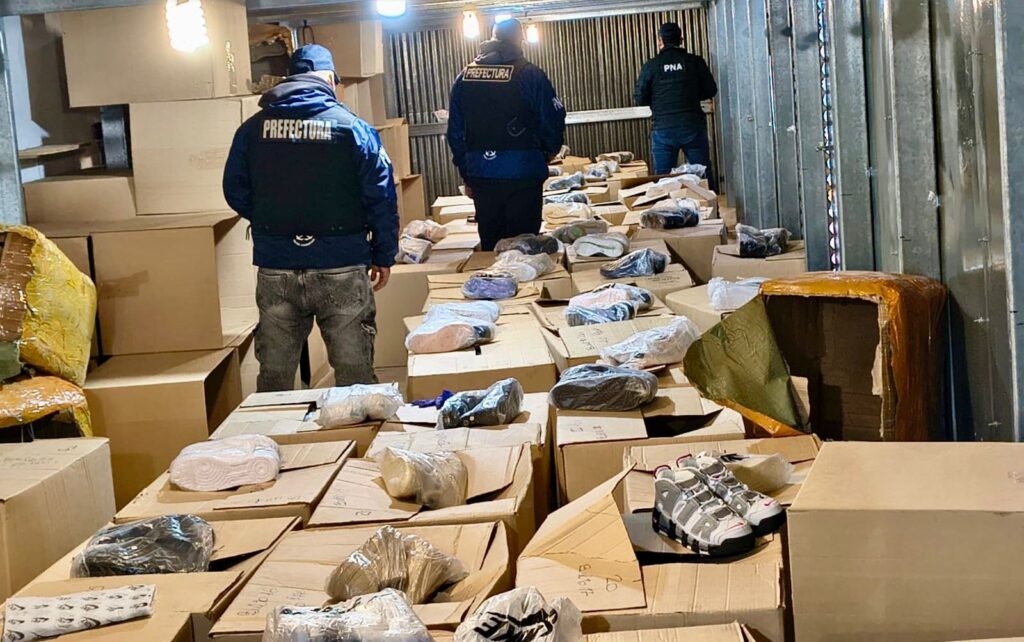 Megaoperativo por contrabando en Mar del Plata: un detenido y secuestro de armas y más de 3.000 pares de zapatillas