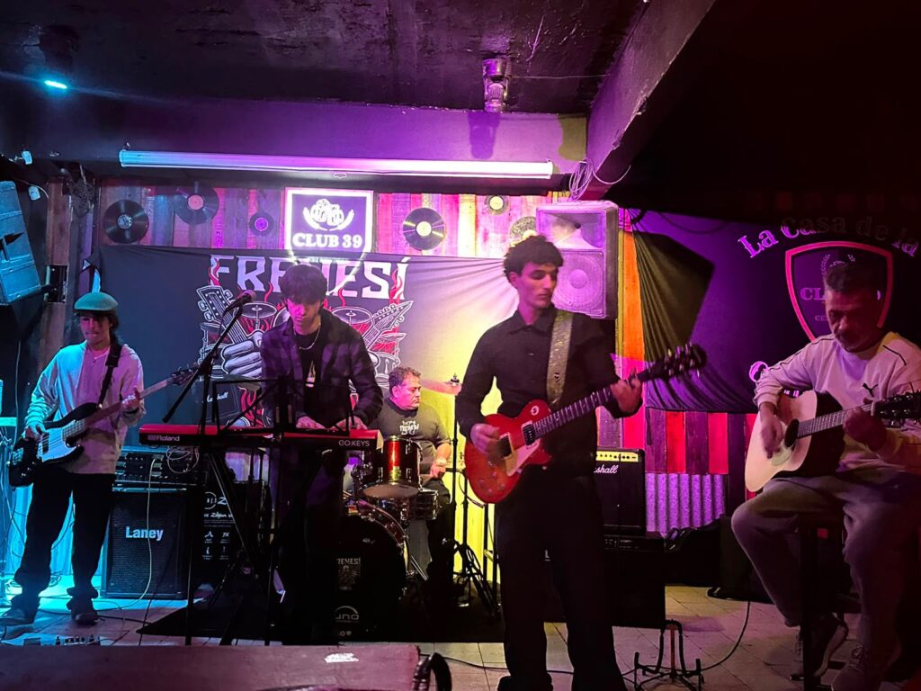 Electricistas y Frenesí comparten escenario en una noche a puro rock