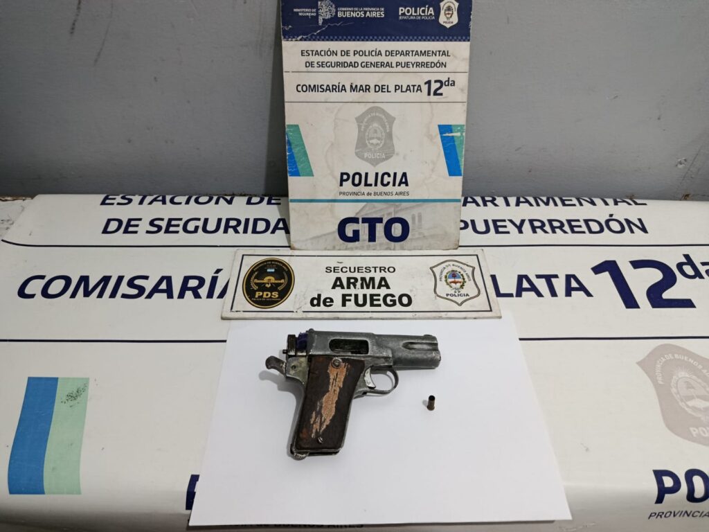 Robaron un comercio, durante la fuga dispararon a la policía hasta que cayeron al asfalto