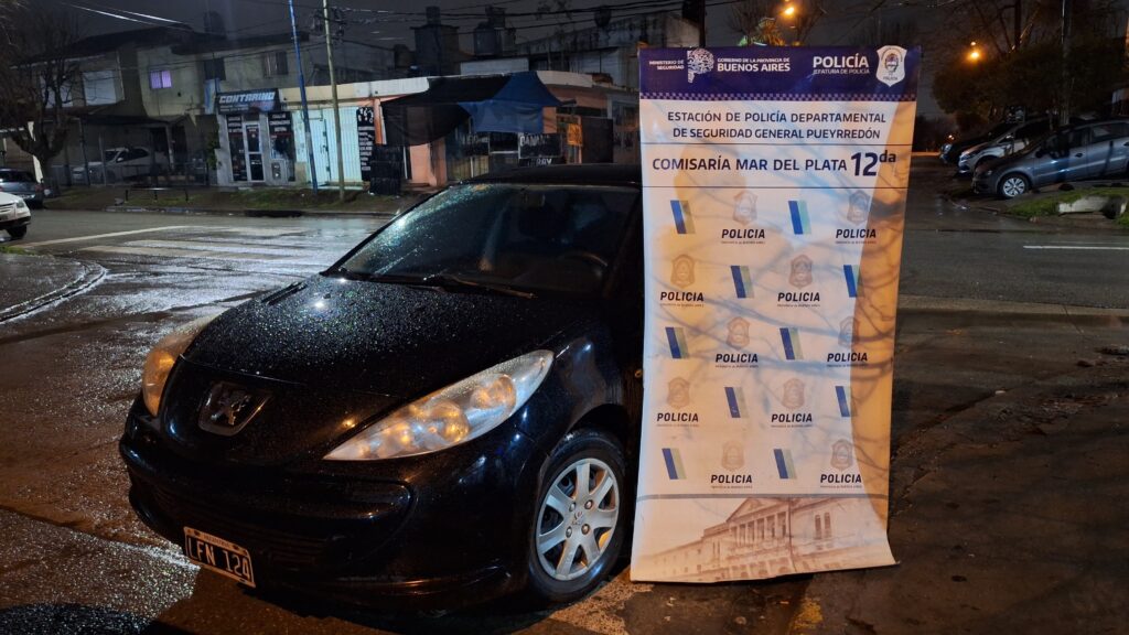 Cuatro delincuentes le robaron el auto a un conductor de app y después lo abandonaron