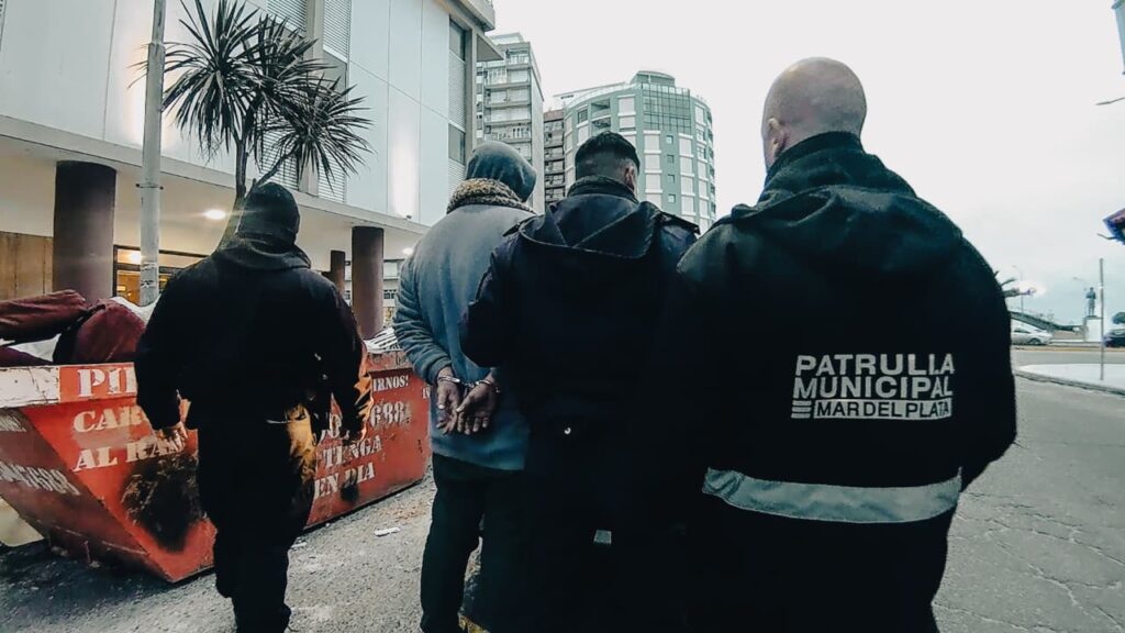 De locos: dormía en la calle, se puso violento y terminó pateando y cabeceando un móvil policial