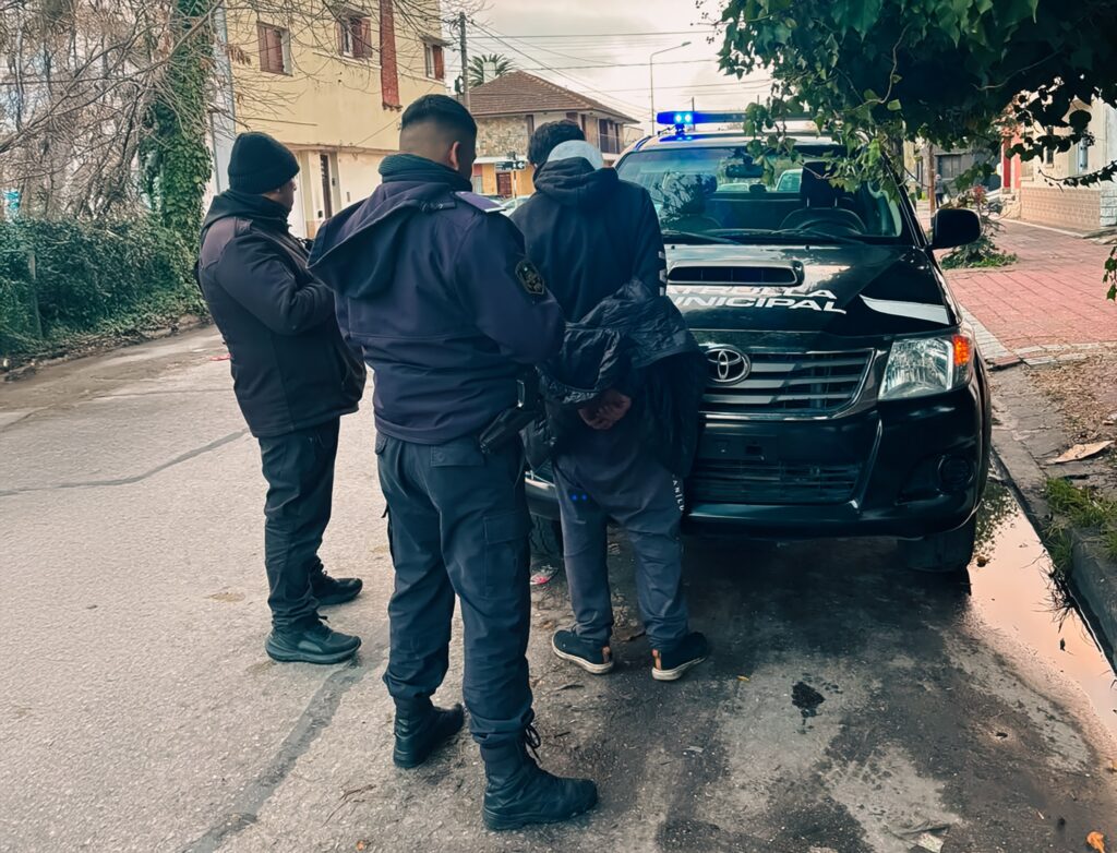Acampaban en el ingreso a una vivienda, los quisieron identificar y casi terminan a las piñas