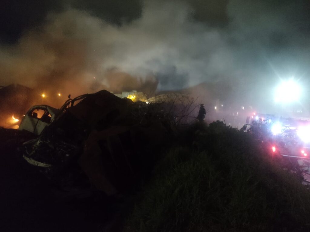 Video: mega incendio consumió 23 automóviles del Ministerio de Seguridad de la Provincia