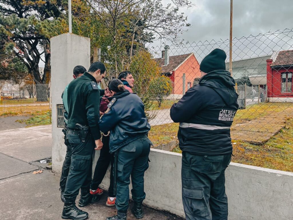 Tenía restricción de acercamiento, amenazó a los vecinos y terminó aprehendido