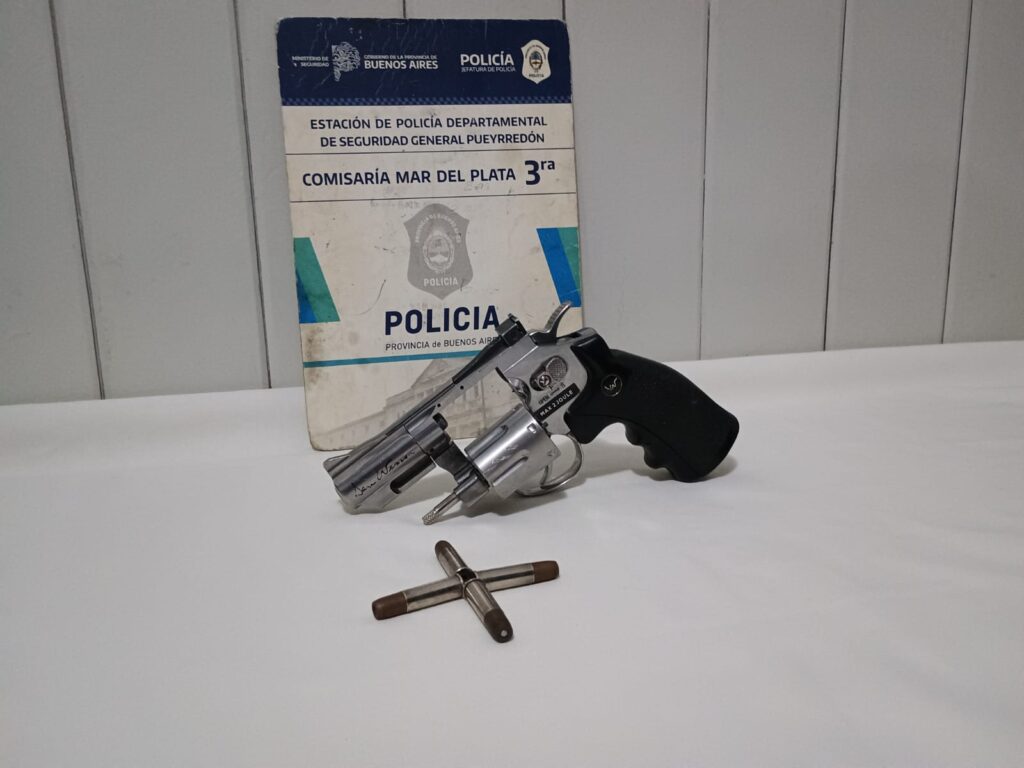 Circulaba en una moto sin papeles y con una réplica atacó a un hombre en la vía pública
