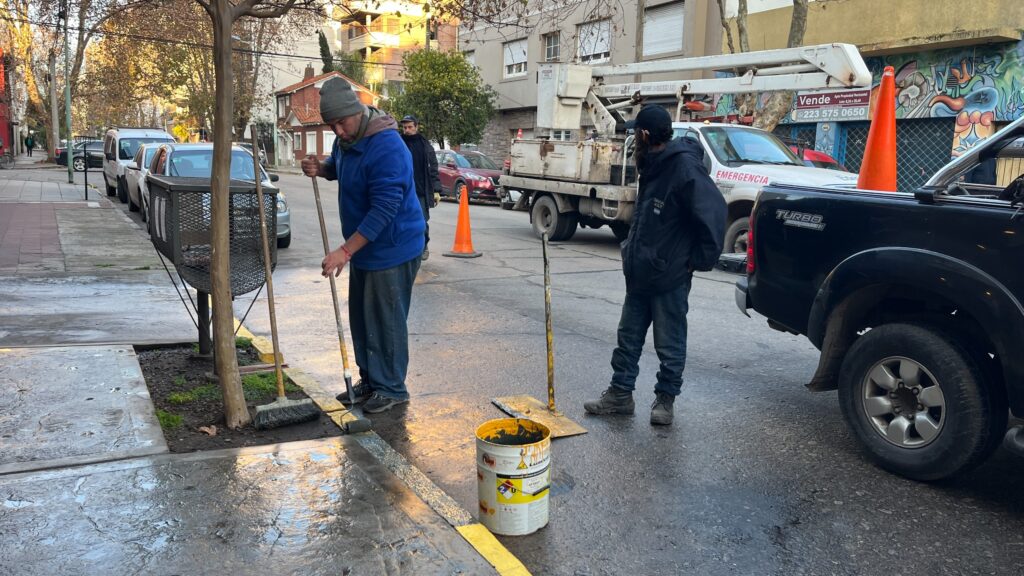 El Municipio retira demarcaciones y reservas de estacionamiento sin autorización en la vía pública