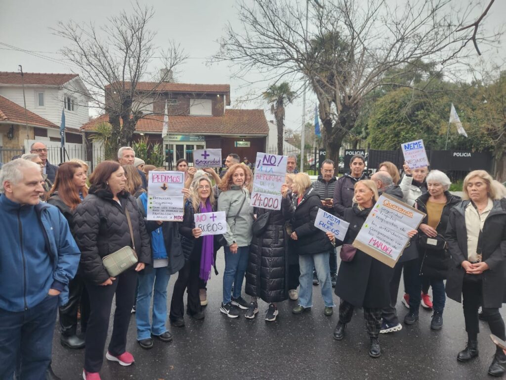 Vecinos se movilizaron a las puertas de la comisaría novena para pedir «más seguridad»